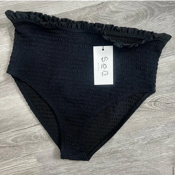 NWT SEA Bobby Smocked Bikini Bottom High-Waisted Black
Stretchy bottom only S - Picture 6 of 9